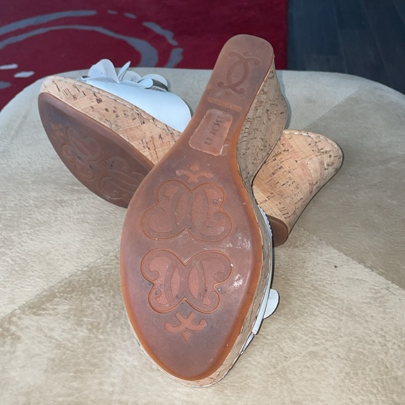 Born Lovina White Leather Wedge with White/Gold Leather Flower in Sz 8 - Picture 4 of 5